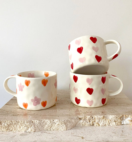 Heart pattern ceramic mugs with red and pink hearts pattern